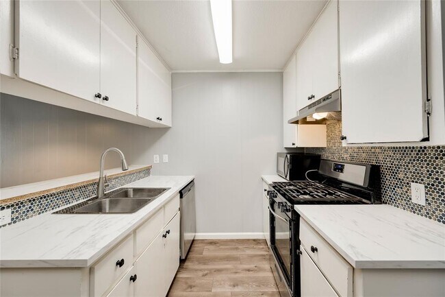 Building Photo - 838 N Meadows Dr