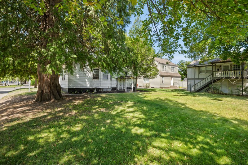 Building Photo - 801 E Lakeside Ave