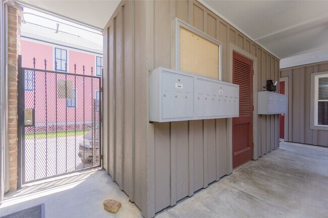 Building Photo - 600 19th St