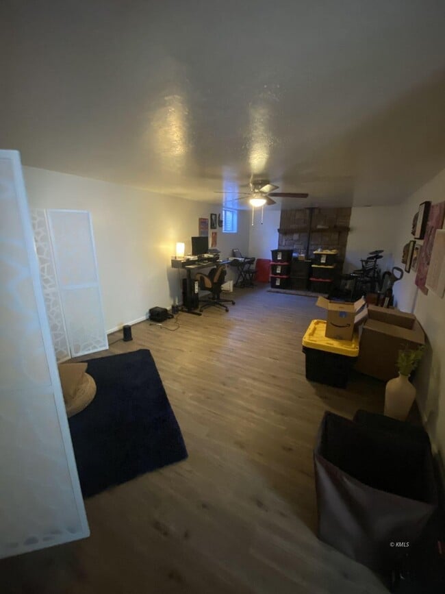 Building Photo - 941 W Chamberlain Dr