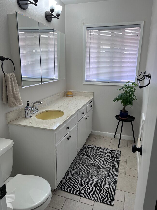 Building Photo - 22848 Cantara St