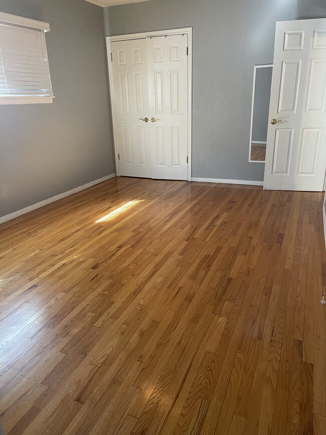 Master bedroom - 8440 Darby Ave