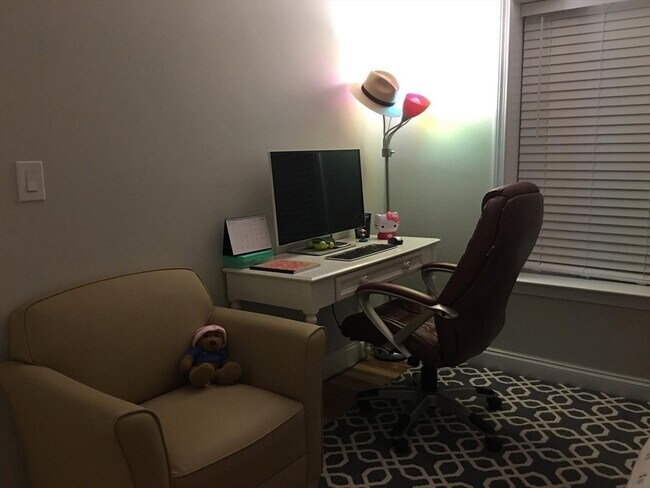 Building Photo - 152 Newton St