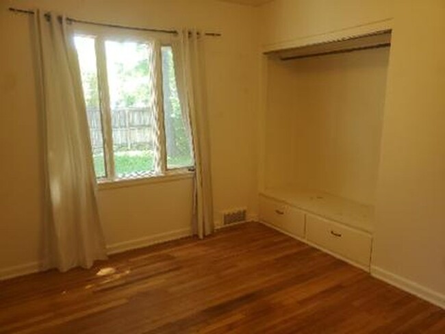 Building Photo - STUDENTS WELCOME! 4 Bed 2 Bath House 1 Blo...