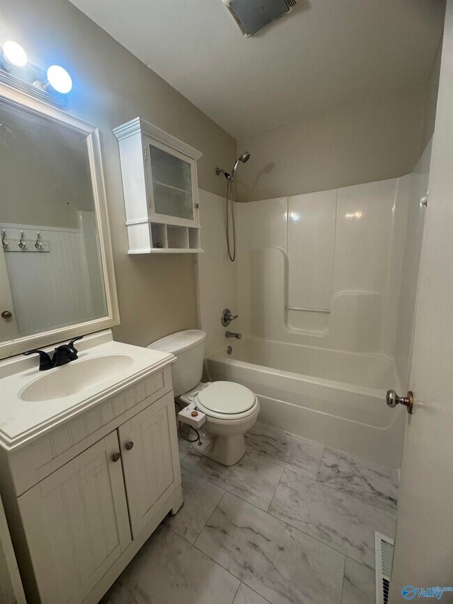 Building Photo - 1808 Oakwood Ave NE