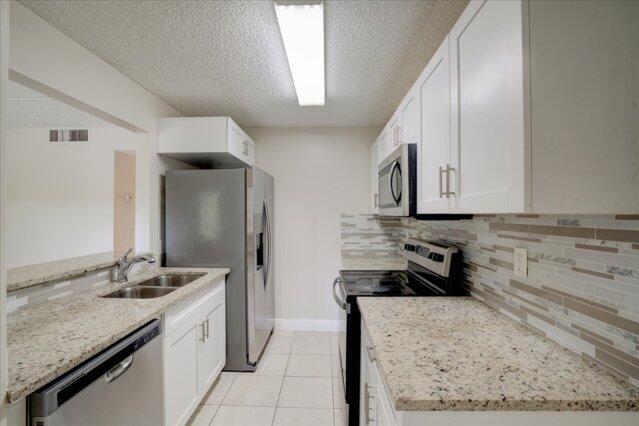 Building Photo - 1104 Meadows Cir