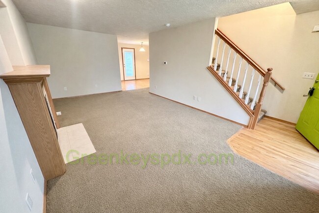 Building Photo - Awesome 3-bedroom, 2.5-bathroom house in North Portland Near Trenton Park - $100 Off First Month!