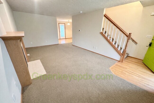 Building Photo - Awesome 3-bedroom, 2.5-bathroom house in North Portland Near Trenton Park - $200 Off First Month!