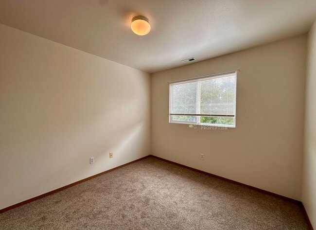 Building Photo - 944 NW Quarterdeck Loop