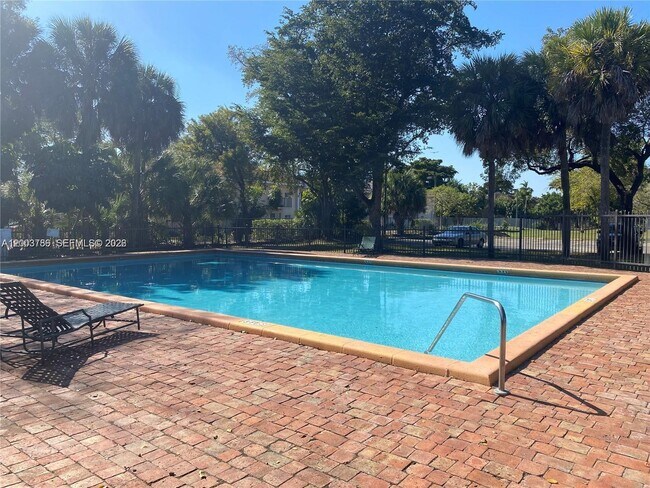 Building Photo - 4033 Lakeside Dr