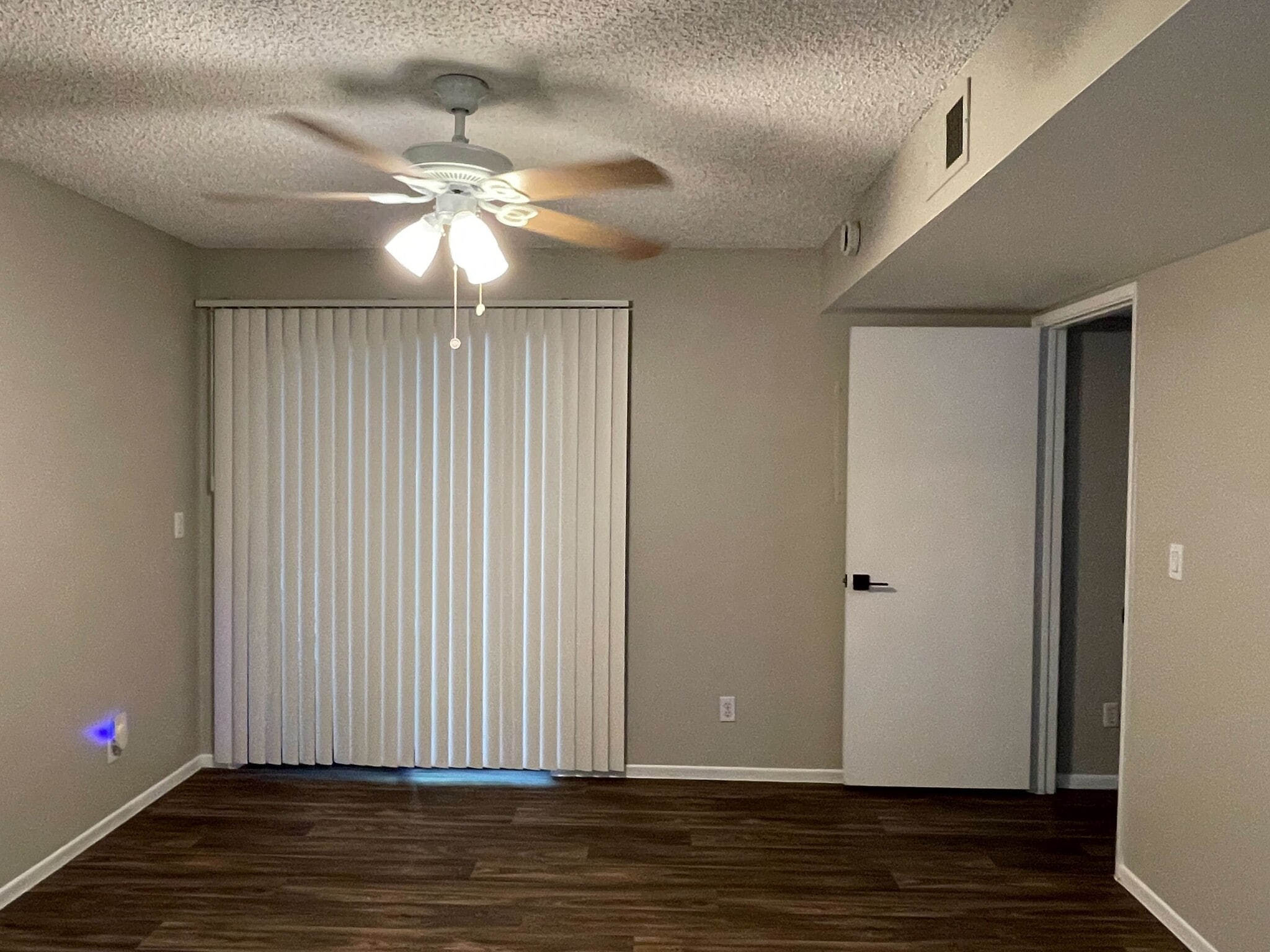 Building Photo - 850 S River Dr