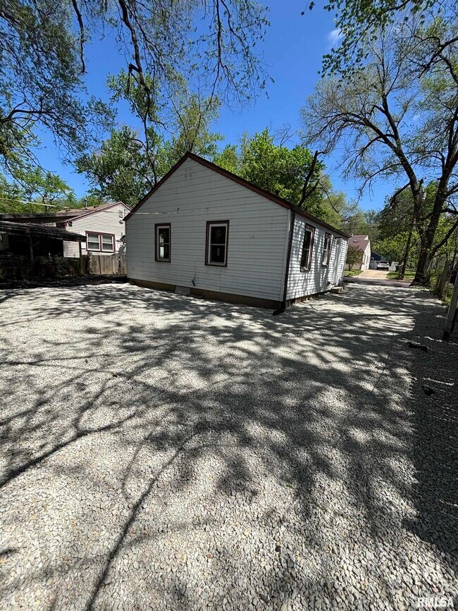 Building Photo - 1703 N Valley Ave