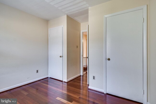 Building Photo - 5122 Cliffhaven Dr