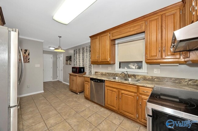 Building Photo - 404 Cloverleaf Dr