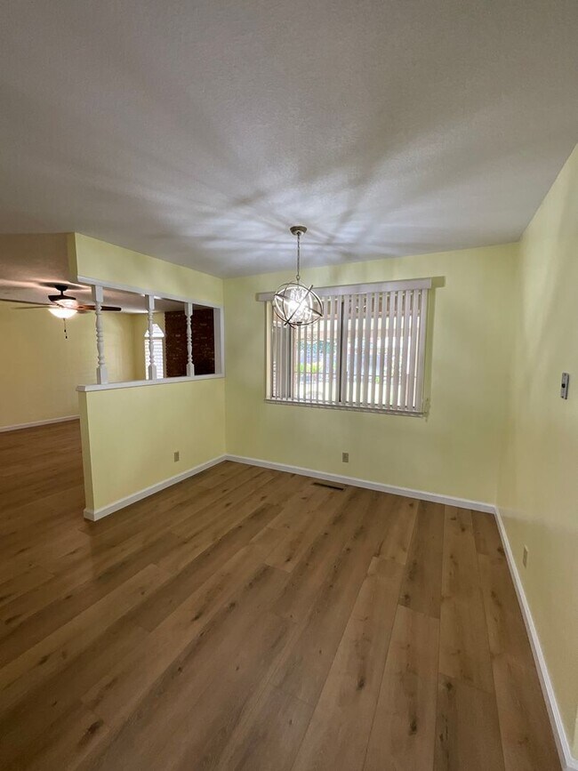 Building Photo - Beautiful Home in Established Fresno Neigh...