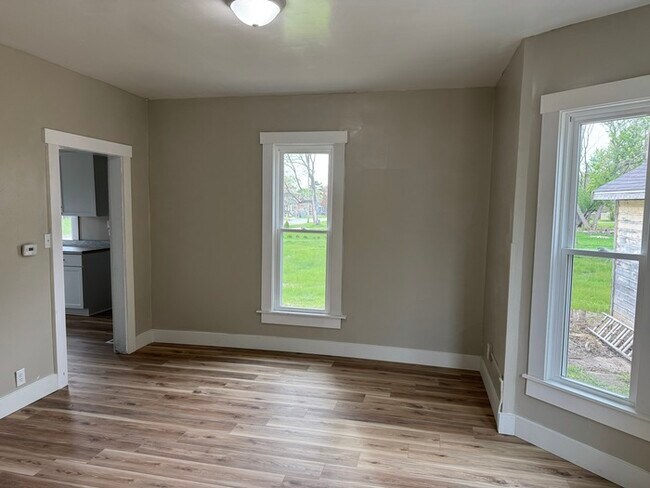 Building Photo - Fully remodeled 3 bed 1 bath $1400 includi...