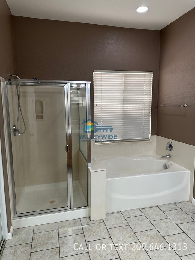 Building Photo - 2555 Crestmore Cir