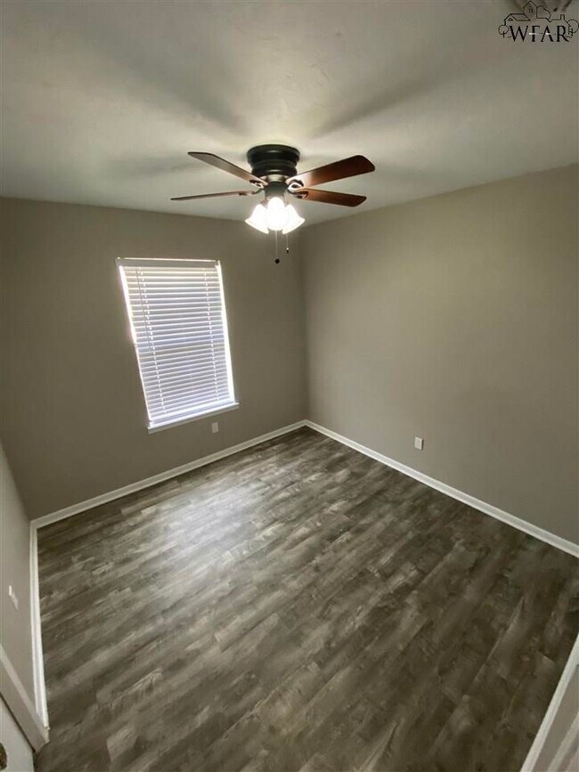 Building Photo - 5405 Hooper Dr