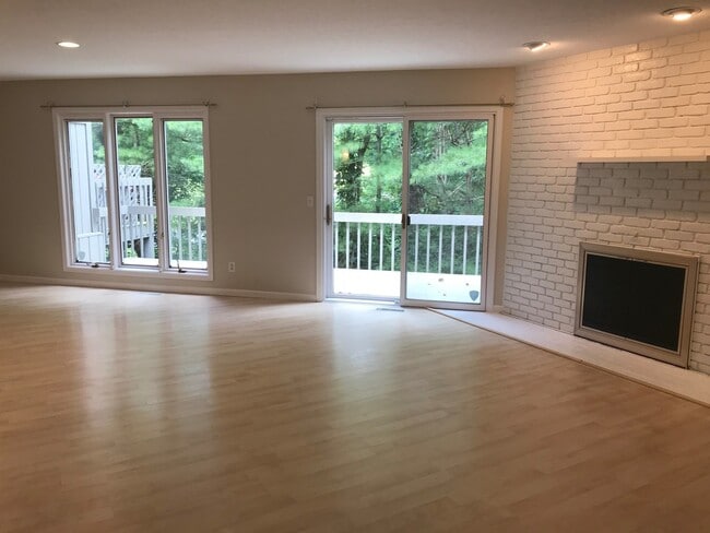 Building Photo - Solon 4 Bedroom Rental