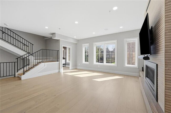 Building Photo - 5133 Fifth Ave