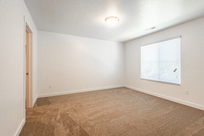 Building Photo - 461 S Day Dream Ln