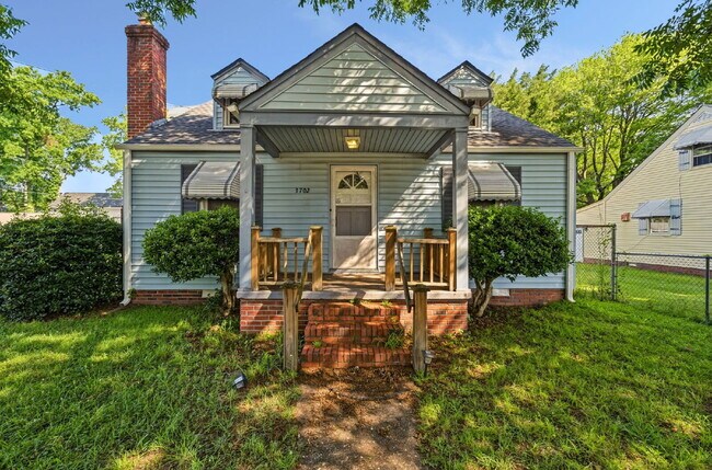 Building Photo - 2 bed 1 bath with fenced in yard in Norfolk