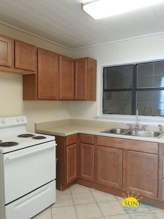 Building Photo - 2 Bedroom Unit In Fort Walton Beach!