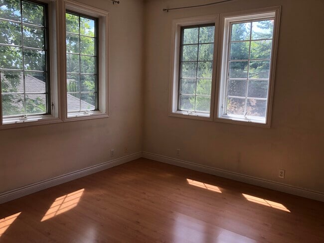 Building Photo - 265 NW Terre View Dr