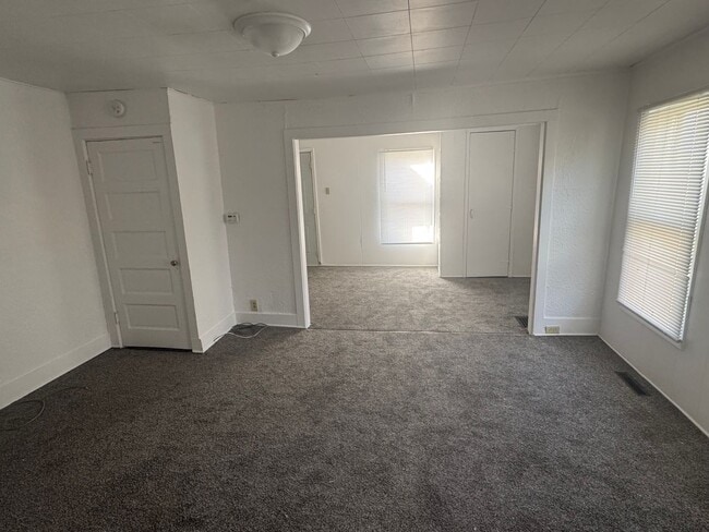 Building Photo - Bluff Street 708-710