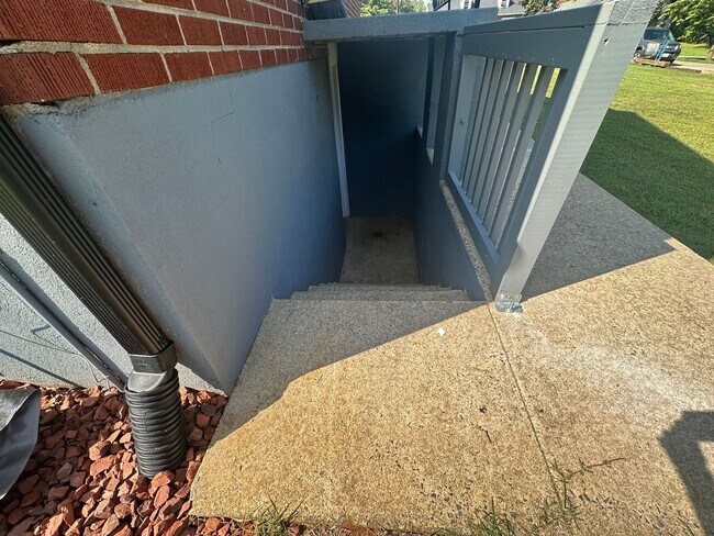 Building Photo - One Level Brick House Near University of L...