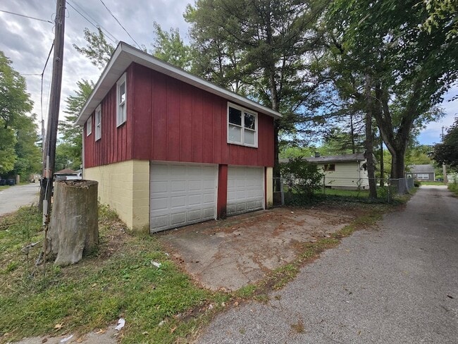 Building Photo - 721 N Carroll Ave