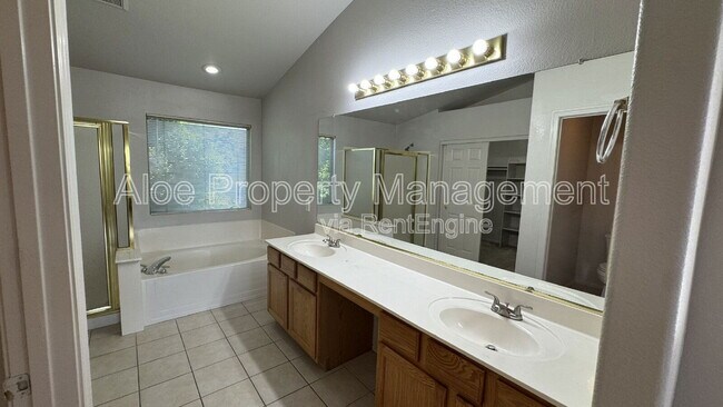 Building Photo - 491 W Ebony Way