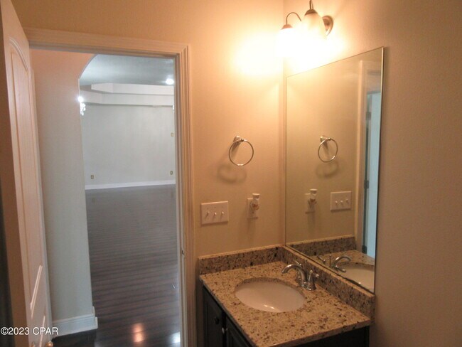 Building Photo - 105 N Shoreview Dr.