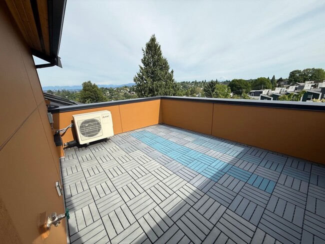 Building Photo - 113 24th Ave E