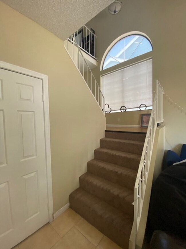 Building Photo - Stylish 2-Bed Townhome with Loft & Dual Pr...