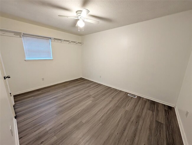 Building Photo - 3301 Oakbrook Dr