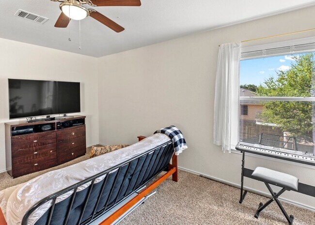 Building Photo - Charming 3-Bedroom Home in a Convenient Lo...