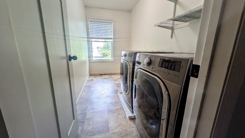 Building Photo - 2568 Vierling Dr E