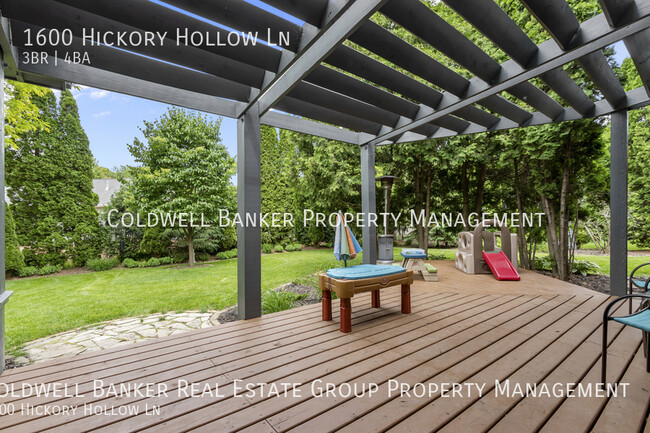 Building Photo - 1600 Hickory Hollow, Menasha