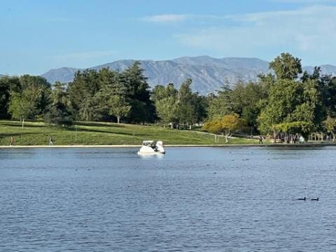 Lake Balboa minutes away!! - 17220 Ballinger St