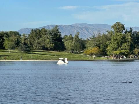 Lake Balboa minutes away!! - 17220 Ballinger St