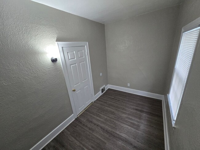 Building Photo - 2 Bedroom House