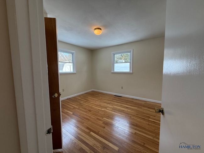 Building Photo - 4332 E Lake Rd