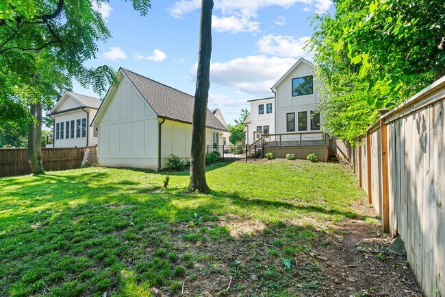 Building Photo - 2016 Sweetbriar Ave