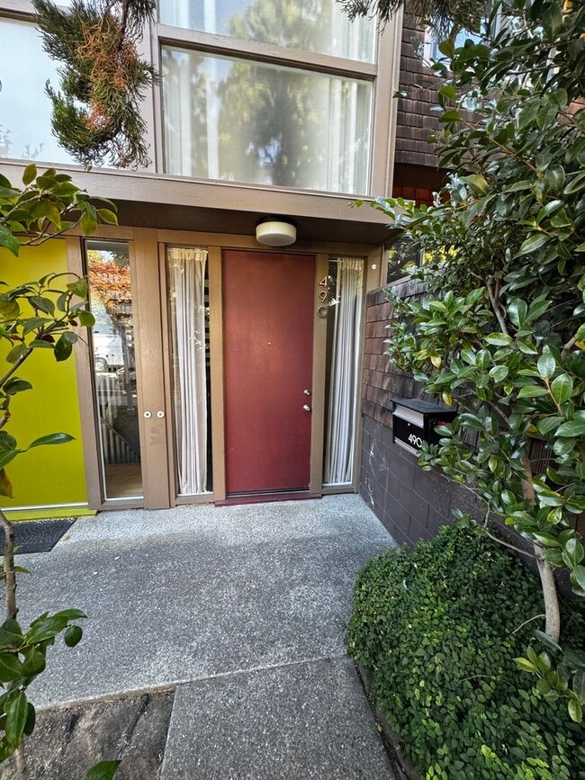 Building Photo - Gorgeous Updated 3-Bedroom Townhome in Pri...