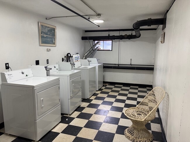 Building Photo - 90 Ford St