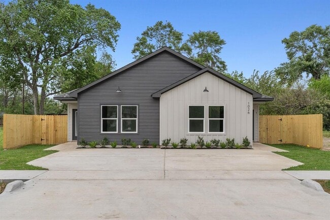 Primary Photo - 1026 Junell St