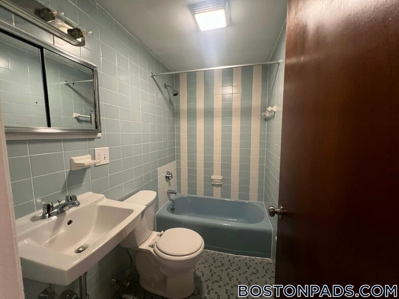 Building Photo - 2018 Commonwealth Ave