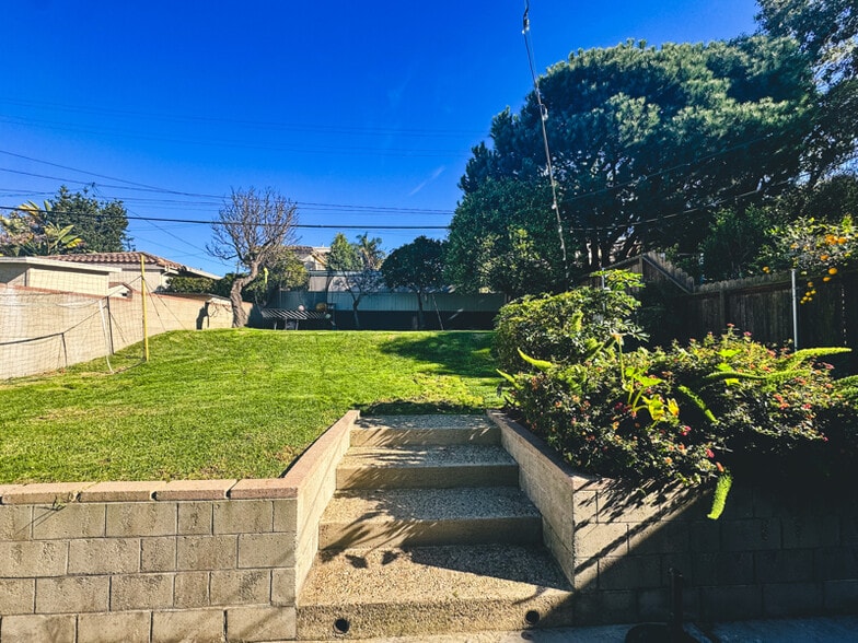 Building Photo - 406 S Irena Ave