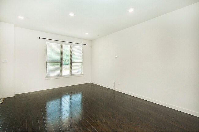 Building Photo - 432 Texas Dr